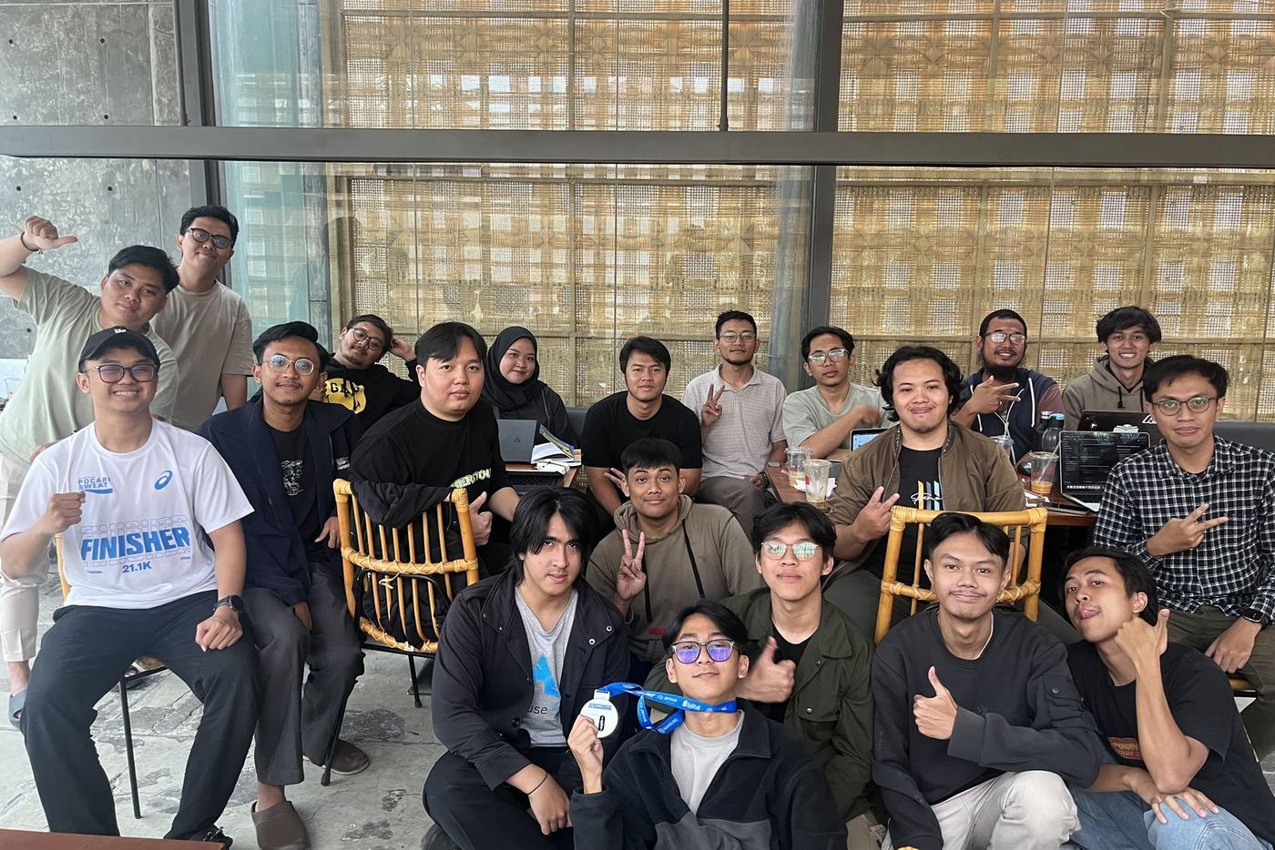 Peserta WFC berfoto bersama di area kafe berdinding anyaman bambu