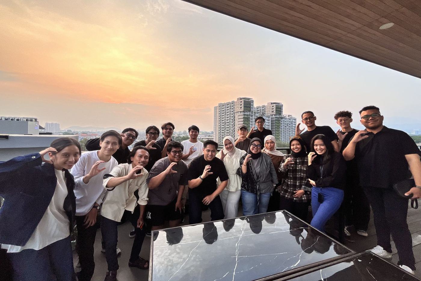 Peserta WFC berfoto bersama di teras atas dengan latar langit senja