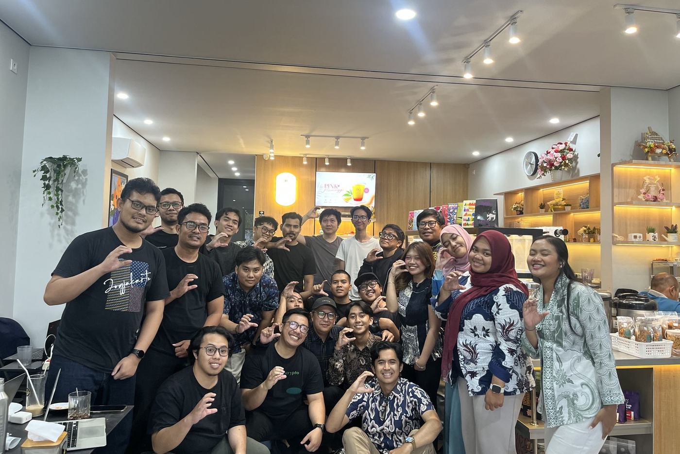Peserta WFC berfoto bersama di depan meja bar kafe