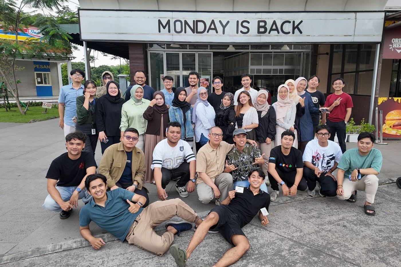 Peserta WFC berfoto bersama di depan bangunan bertuliskan MONDAY IS BACK